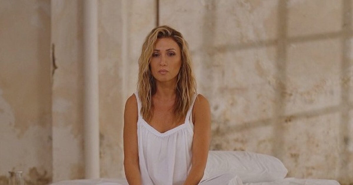 Στέλλα Καλλή: Κυκλοφόρησε το videoclip για το νέο τραγούδι της «Δεν Παλεύεται»