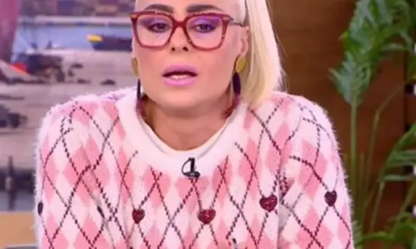 Άρια Καλύβα κατά Οικονομόπουλου για Μαζωνάκη: «Ποιος είσαι ρε μεγάλε; Δεν βρήκες 5 λεπτά να απαντήσεις;»