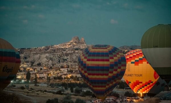 Καππαδοκία: Πολύχρωμα αερόστατα σε μαγικές εικόνες