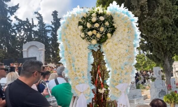 Ο Γιώργος Μαζωνάκης στην τελευταία του κατοικία – Τα τραγούδια και οι φωνές κατά των δύο αδελφών του