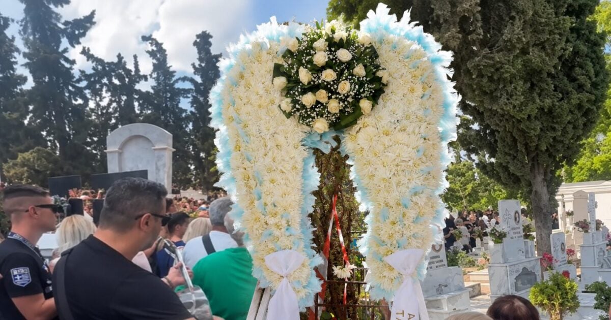 Ο Γιώργος Μαζωνάκης στην τελευταία του κατοικία – Τα τραγούδια και οι φωνές κατά των δύο αδελφών του