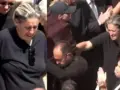Η κηδεία του Γιώργου Μαζωνάκη ολοκληρώθηκε – Η αδελφή του, Μαρία, σε τραγική φιγούρα