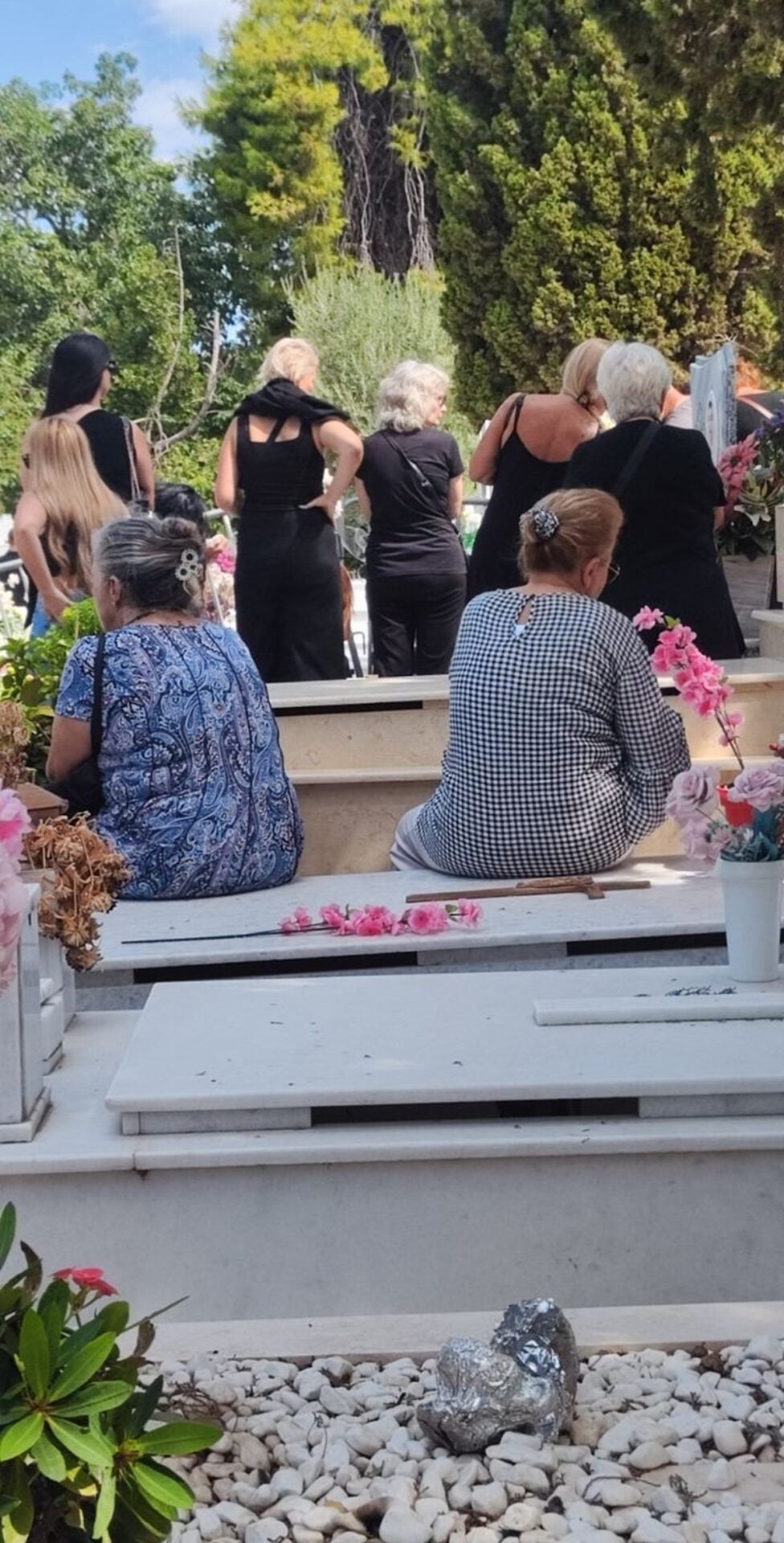 Η επίθεση στις αδελφές Μαζωνάκη που δεν έδειξαν οι κάμερες: «Φύγετε ρε! Δεν είστε άξιες»