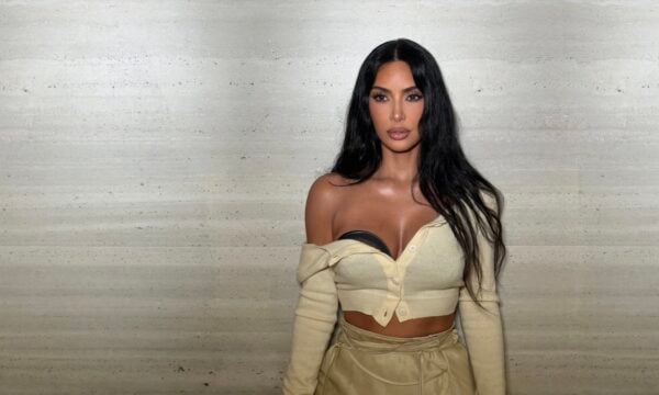 Kim Kardashian: Το μικρό cardigan που αναβαθμίζει ένα απλό look