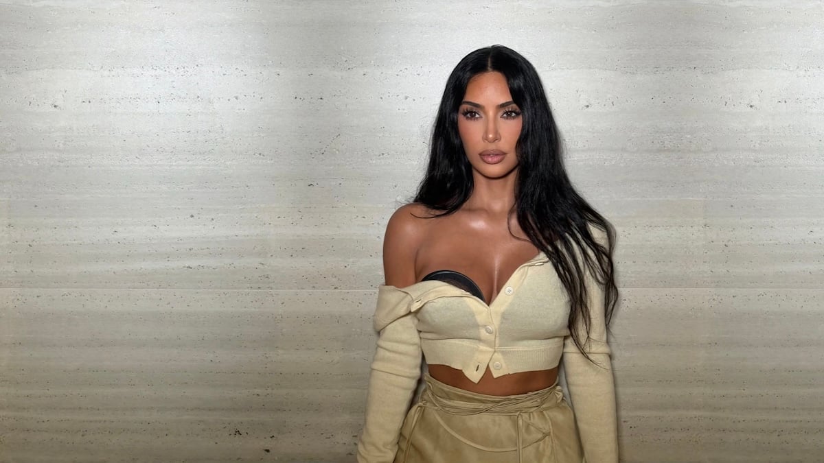 Kim Kardashian: Το μικρό cardigan που αναβαθμίζει ένα απλό look