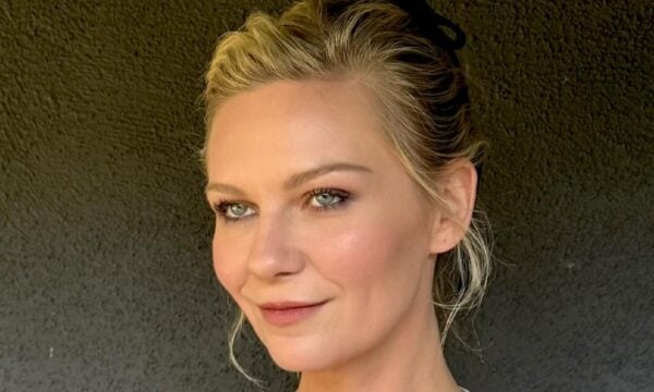 Η Kirsten Dunst στην 20η επέτειο της ταινίας Marie Antoinette με preppy beauty look