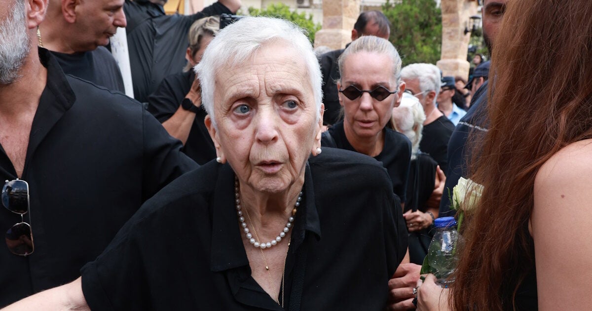 Γιώργος Μαζωνάκης: Οι γονείς και οι αδερφές του στο τρισάγιο για τα εννιάμερα από τον θάνατό του