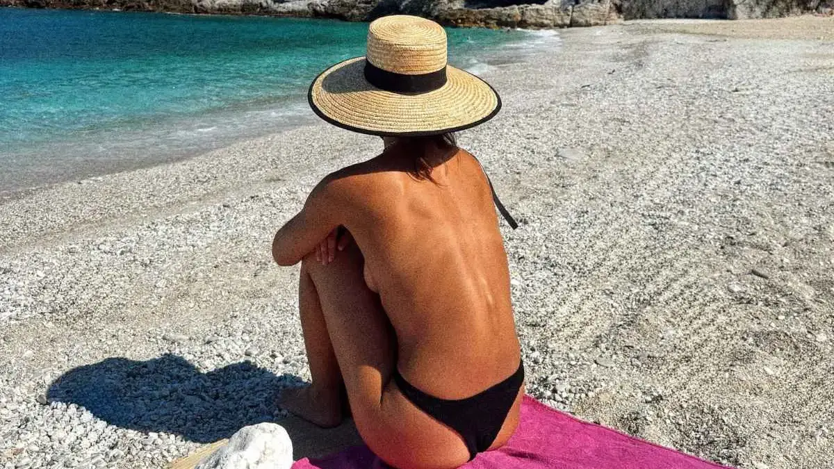 Η φρεσκοχωρισμένη ηθοποιός ποζάρει τόπλες στην αμμουδιά και «ρίχνει» τα social media