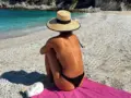 Η φρεσκοχωρισμένη ηθοποιός ποζάρει τόπλες στην αμμουδιά και «ρίχνει» τα social media