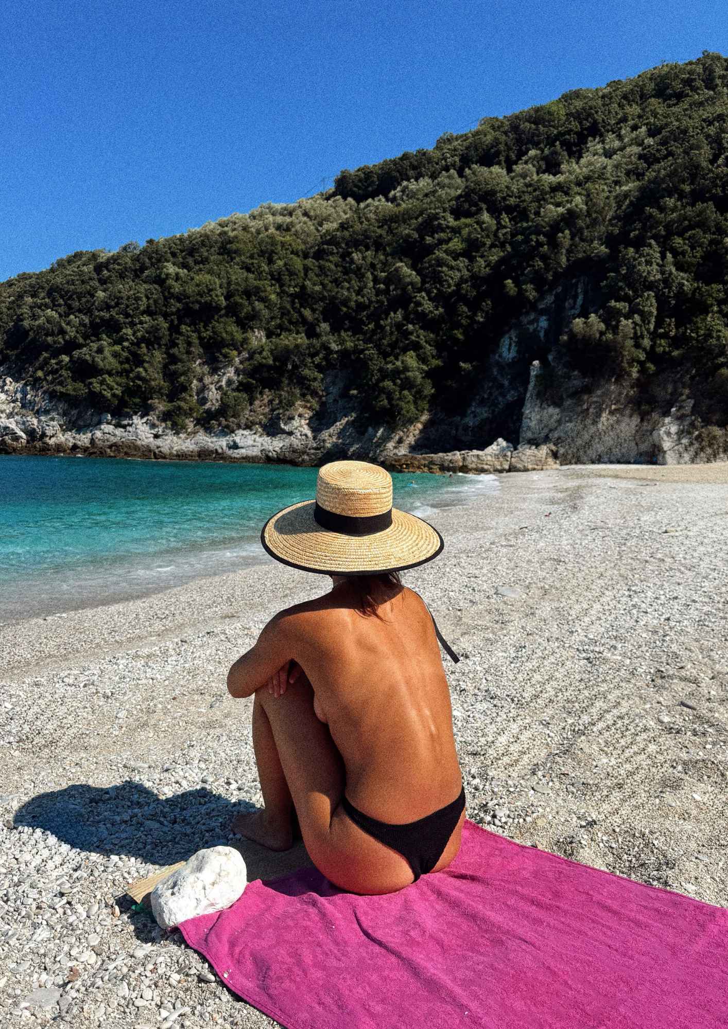Η φρεσκοχωρισμένη ηθοποιός ποζάρει τόπλες στην αμμουδιά και «ρίχνει» τα social media