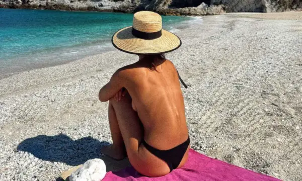 Η φρεσκοχωρισμένη ηθοποιός ποζάρει τόπλες στην αμμουδιά και «ρίχνει» τα social media