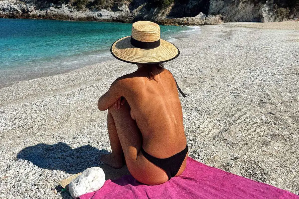 Η φρεσκοχωρισμένη ηθοποιός ποζάρει τόπλες στην αμμουδιά και «ρίχνει» τα social media