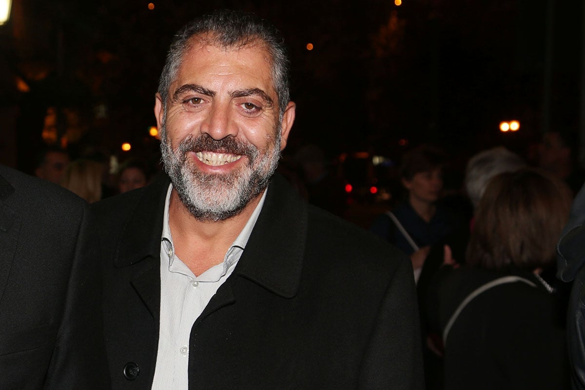 Ο Κούλλης Νικολάου ποζάρει με τις αδελφές του