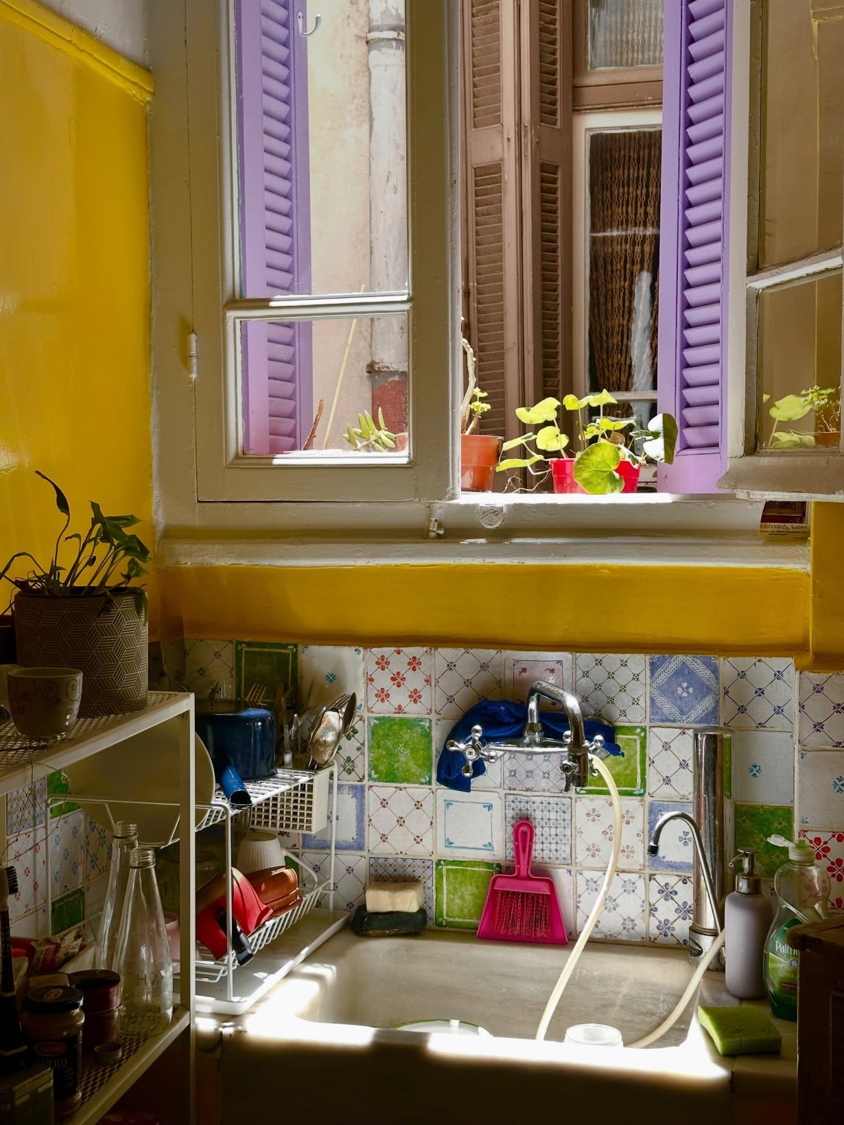 η κουζίνα της Μαρίνας Καλογήρου στα Εξάρχεια