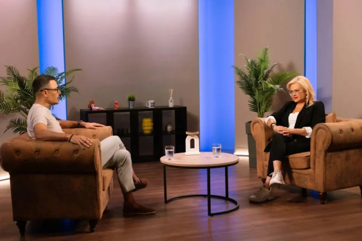 Πέτρος Κουσουλός: «Ας με λένε κίτρινο, ροζ, κόκκινο. Είμαι και οι 50 αποχρώσεις του γκρι!» – Η αποκαλυπτική συνέντευξη