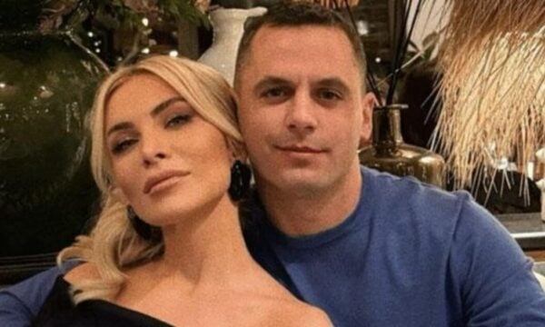 Κατερίνα Καινούργιου: Η τρυφερή αγκαλιά με τον Παναγιώτη Κουτσουμπή στη βραδινή έξοδό τους – Βίντεο