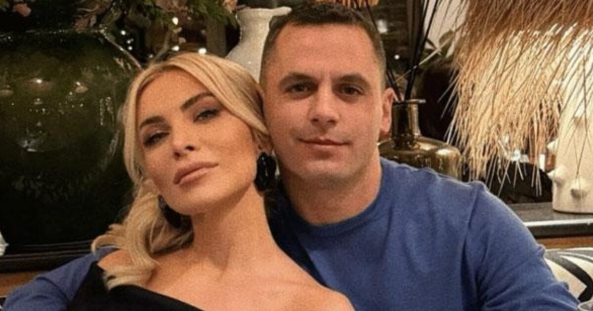 Κατερίνα Καινούργιου: Η τρυφερή αγκαλιά με τον Παναγιώτη Κουτσουμπή στη βραδινή έξοδό τους – Βίντεο
