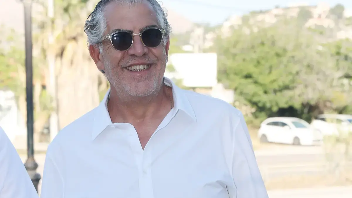 Ο Κούλλης Νικολάου ποζάρει με τις αδελφές του