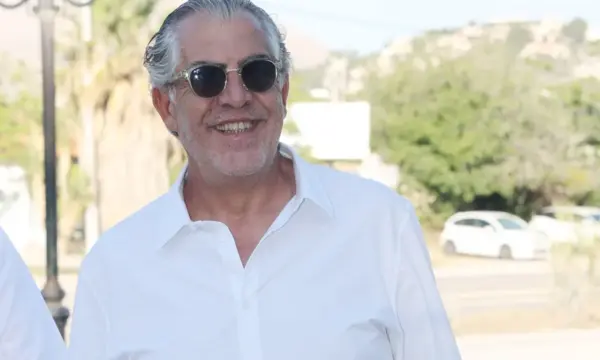 Ο Κούλλης Νικολάου ποζάρει με τις αδελφές του