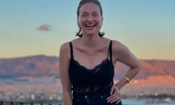 Η Λένα Δροσάκη ποζάρει τόπλες στην Κύθνο και ανεβάζει τη θερμοκρασία