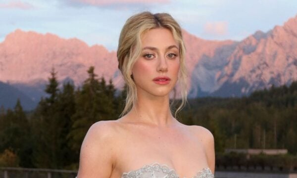 Lily Reinhart: Το αιθέριο beauty look στην πρεμιέρα της στη Γερμανία θα σε κάνει να αγαπήσεις ξανά τη λάμψη
