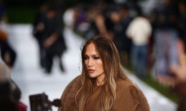 Jennifer Lopez: Το romantic goth μακιγιάζ της στο show της Stella McCartney θα είναι παντού φέτος