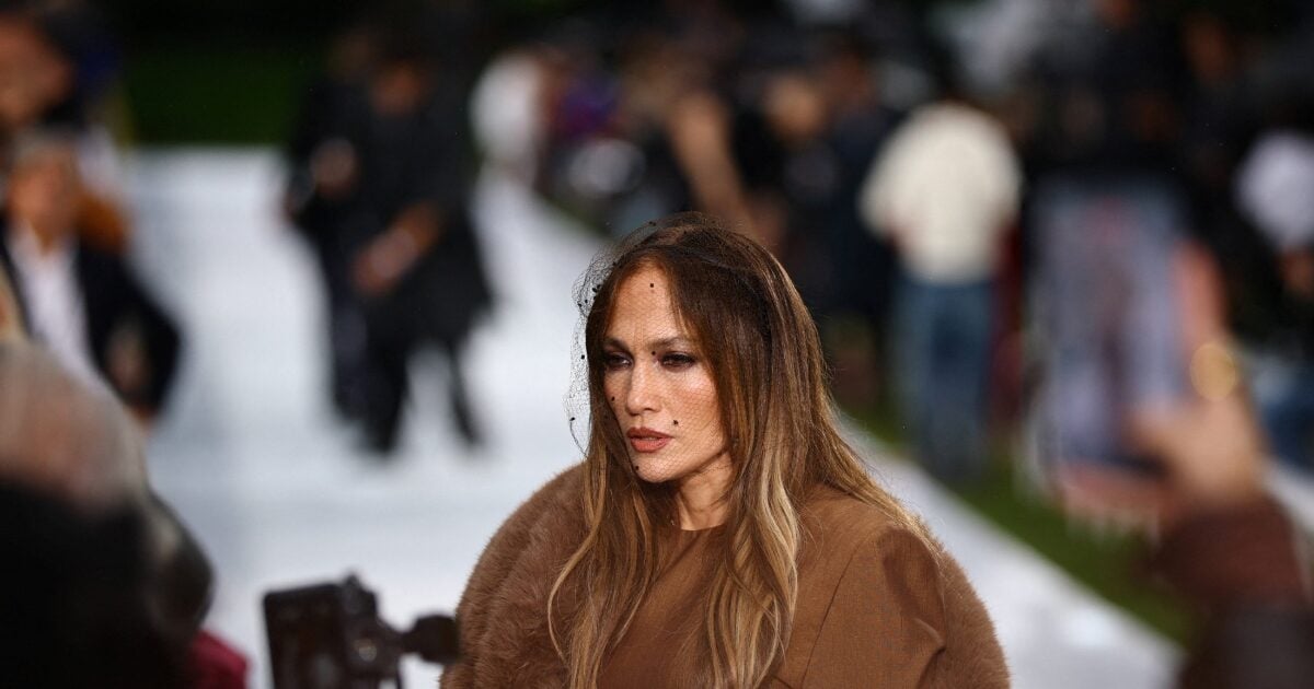 Jennifer Lopez: Το romantic goth μακιγιάζ της στο show της Stella McCartney θα είναι παντού φέτος