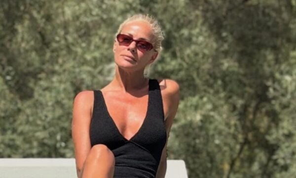 Ζέτα Μακρυπούλια: Με ολόσωμο μαύρο μαγιό στην πισίνα και οι βουτιές συνεχίζονται