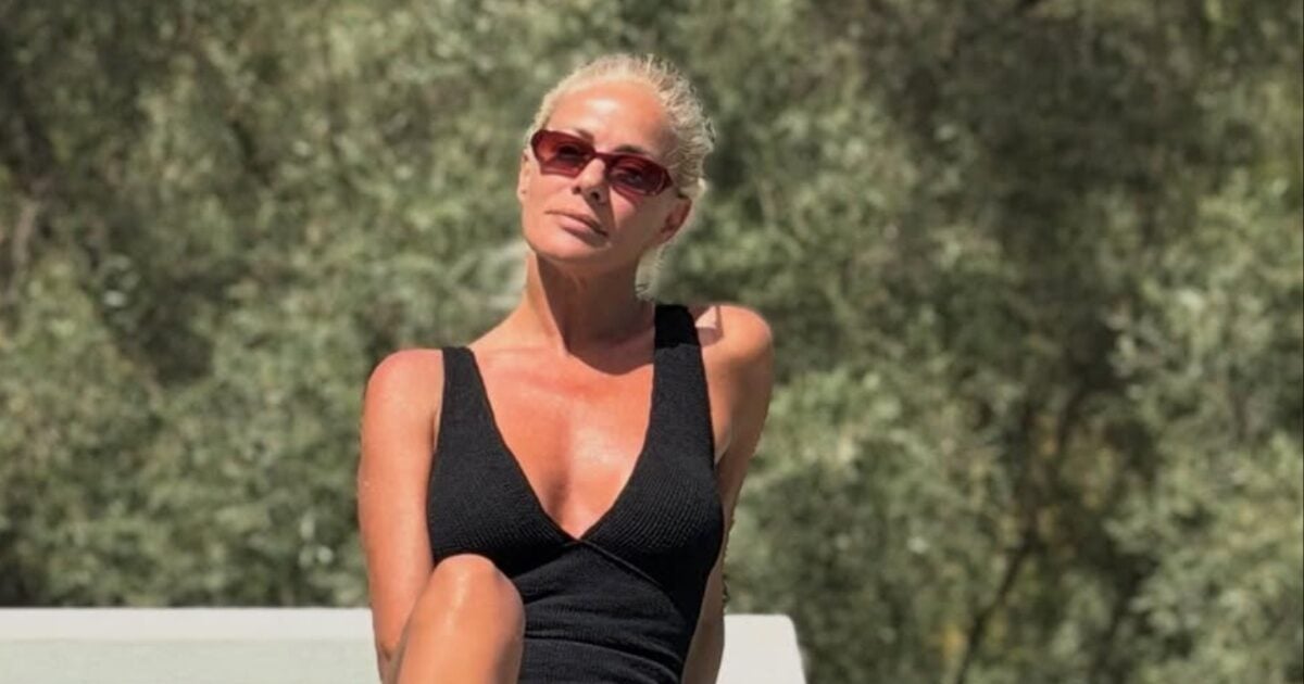 Ζέτα Μακρυπούλια: Με ολόσωμο μαύρο μαγιό στην πισίνα και οι βουτιές συνεχίζονται