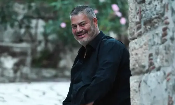 Ο Κονταρός θα παίξει τον Μανώλη στα «Δύο μαύρα πουκάμισα» του Mega