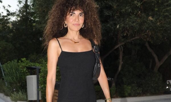 Μαρία Σολωμού: Το boho σπίτι της στον Λυκαβηττό και ο πίνακας με την ίδια πάνω από τον καναπέ