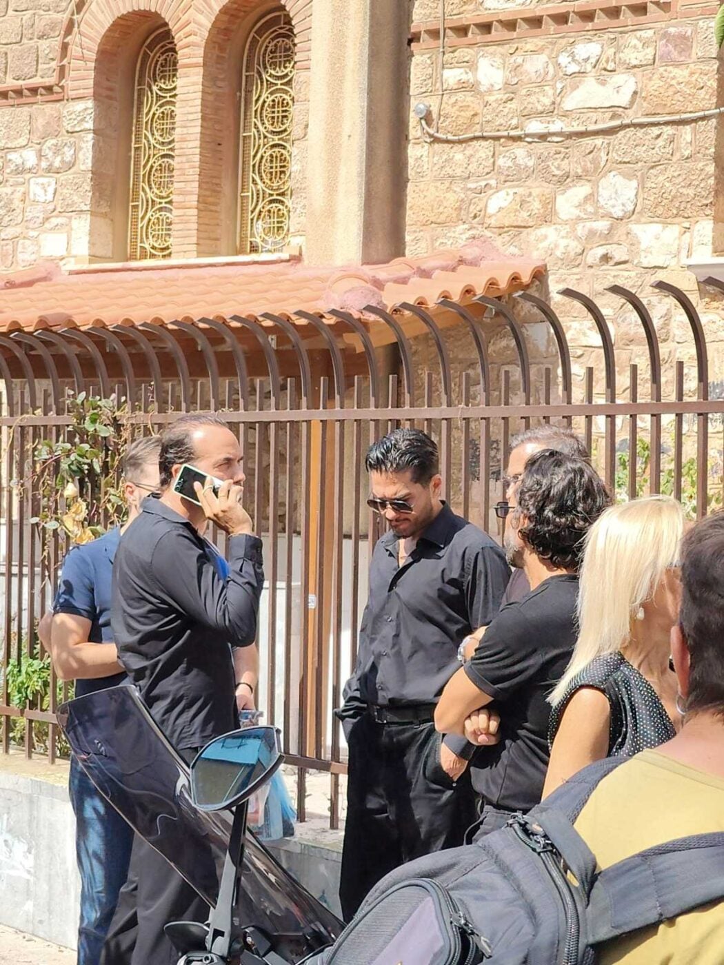 Κηδεία Μαζωνάκη: Δακρυσμένος ο Χρήστος Μάστορας, η Έλενα Παπαρίζου, ο Πάνος Μουζουράκης και ο Γιώργος Καπουτζίδης στη Νίκαια