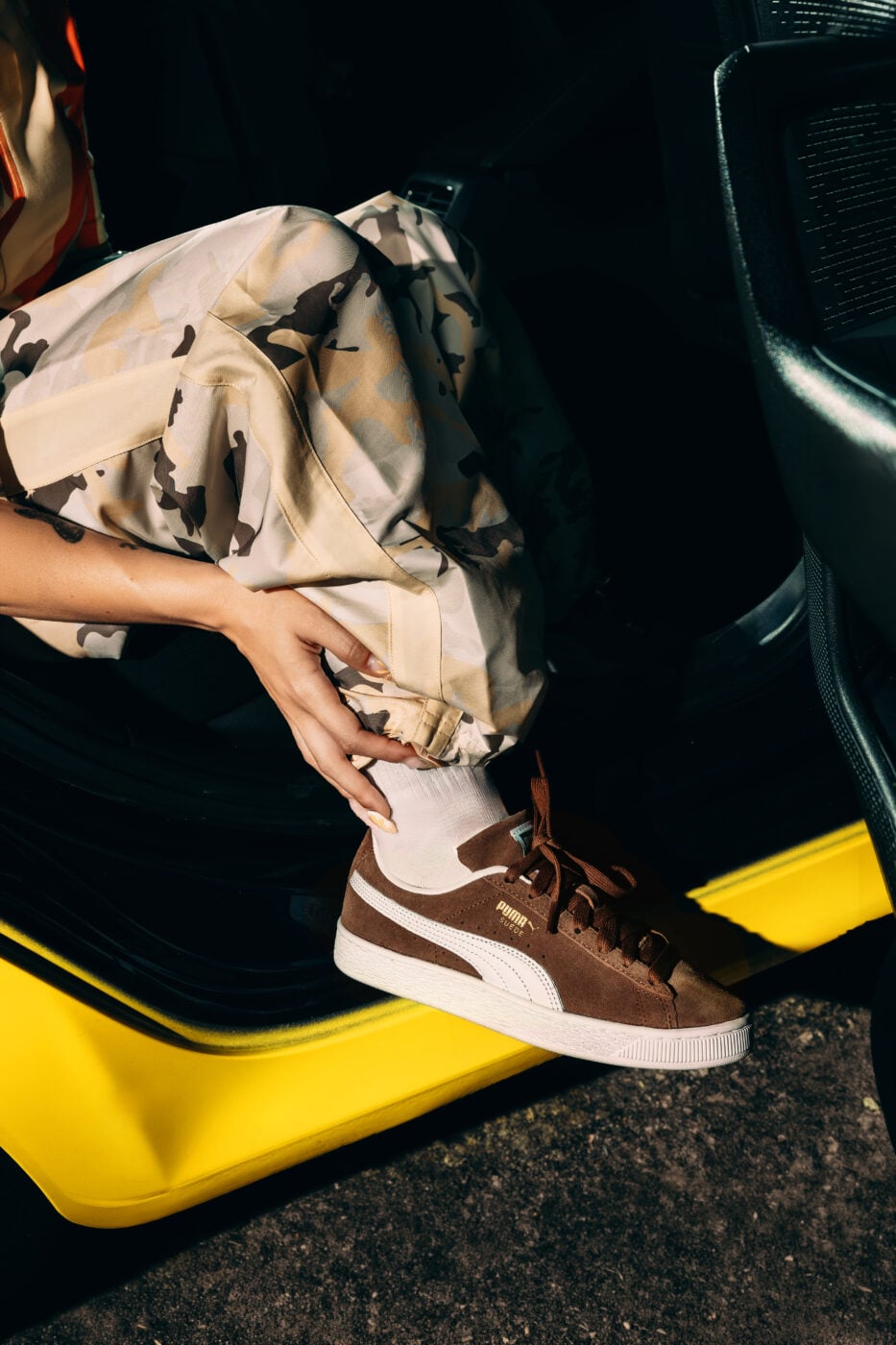 Puma Suede: Τρεις τρόποι να φορέσεις το Black, coffee brown ή bold orange