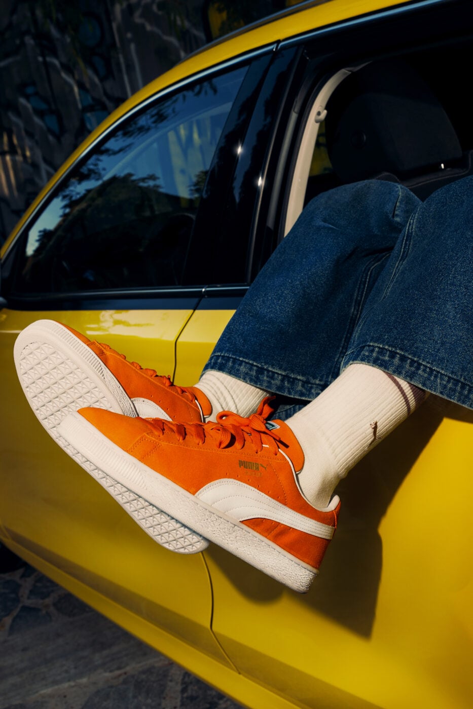 Puma Suede: Τρεις τρόποι να φορέσεις το Black, coffee brown ή bold orange