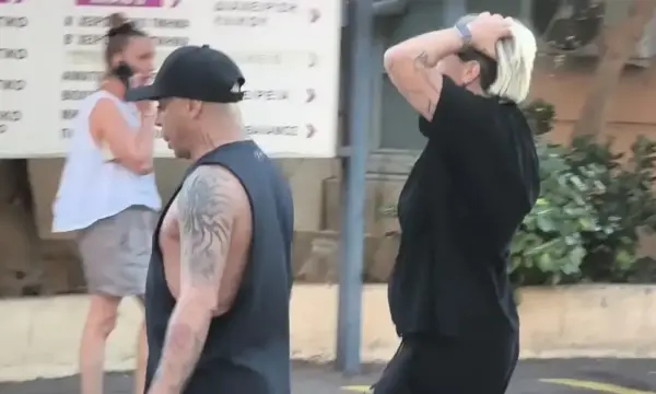 Γιώργος Μαζωνάκης: Συντετριμμένη η αδελφή του έξω από το «Ελπίς» – Δεν γνώριζε για τον θάνατό του