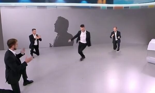 Η Μίνα Καραμήτρου αφιέρωσε ένα ζεϊμπέκικο στον Γιώργο Μαζωνάκη – Βίντεο