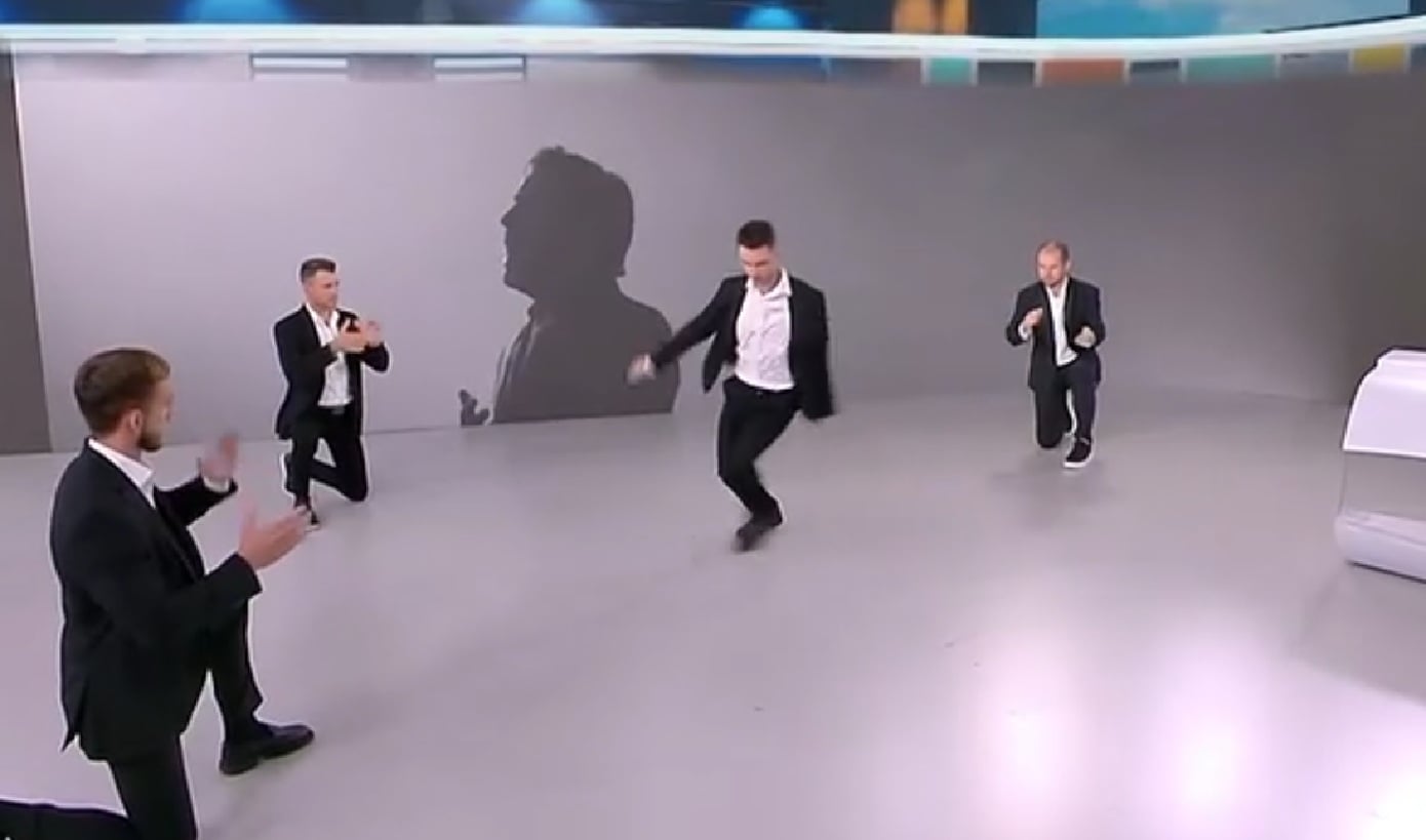 Η Μίνα Καραμήτρου αφιέρωσε ένα ζεϊμπέκικο στον Γιώργο Μαζωνάκη – Βίντεο