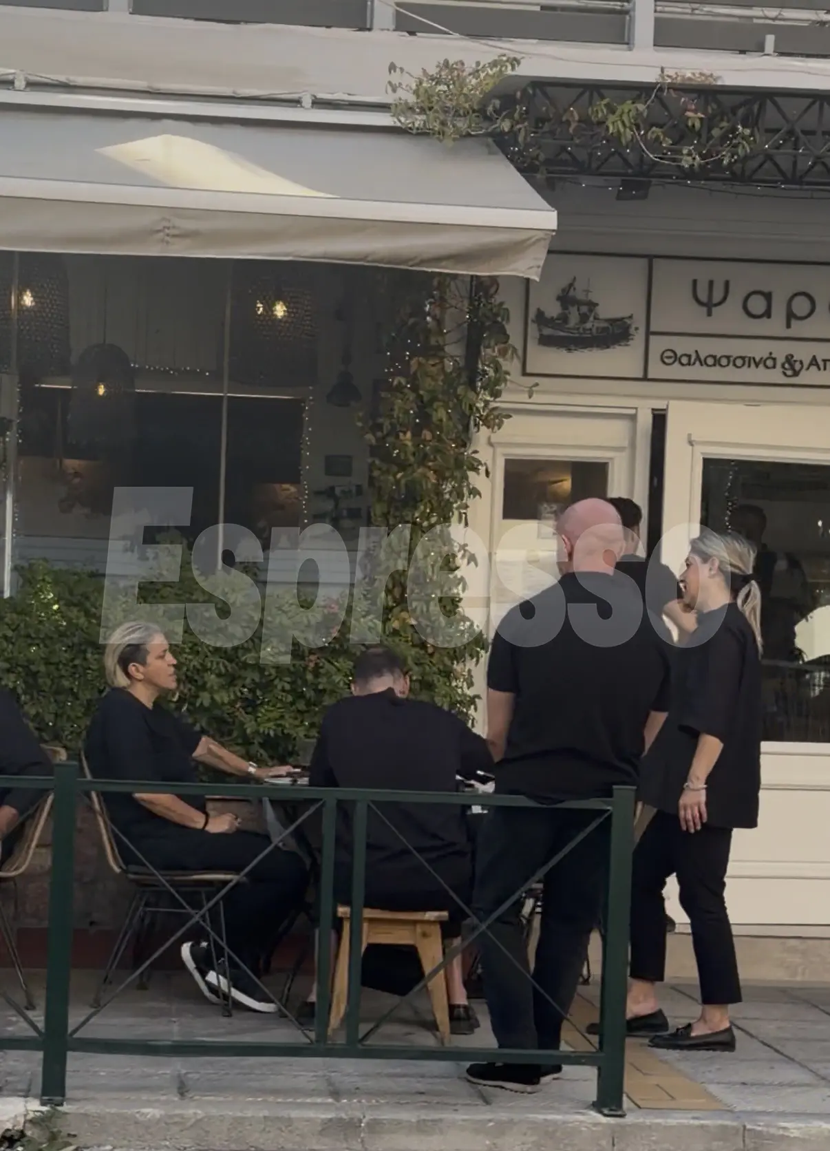 Η οικογένεια του Γιώργου Μαζωνάκη συγκεντρώθηκε σε ταβέρνα μετά την κηδεία