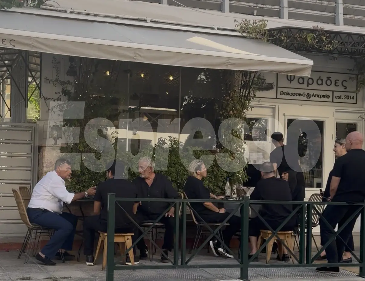 Η οικογένεια του Γιώργου Μαζωνάκη συγκεντρώθηκε σε ταβέρνα μετά την κηδεία