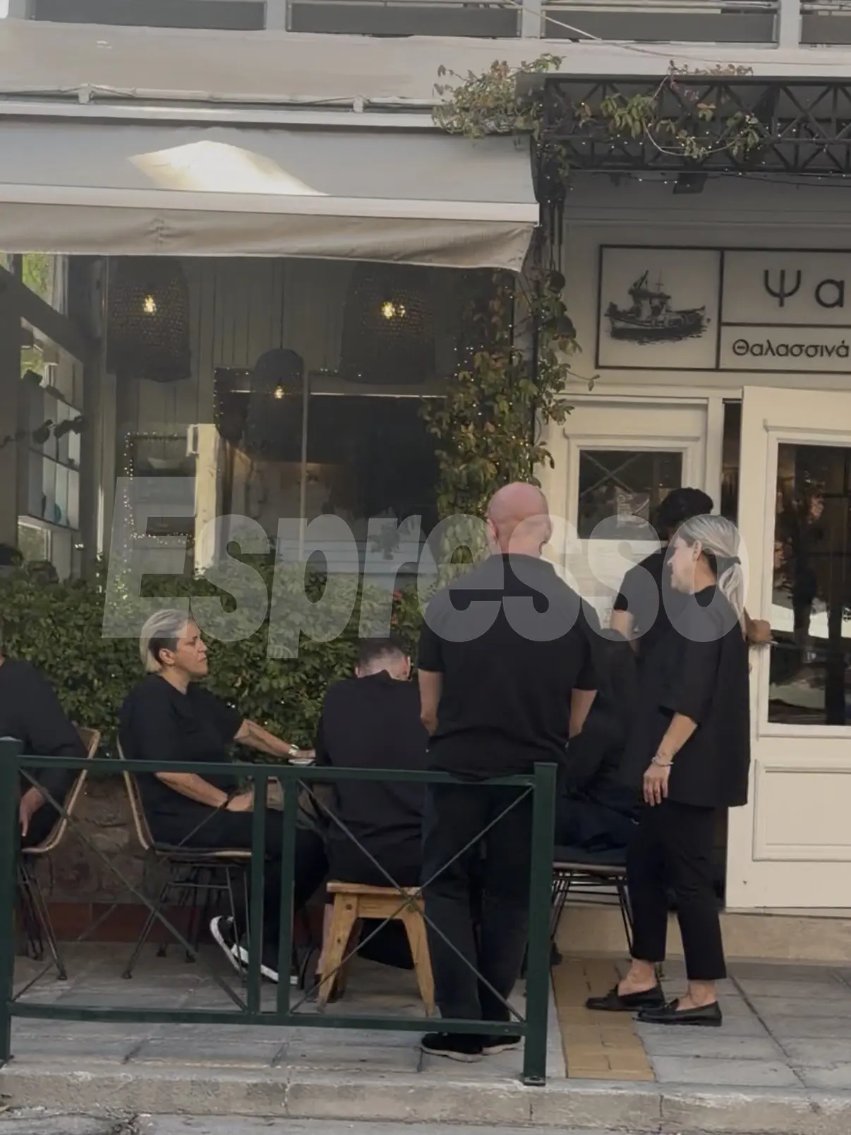 Η οικογένεια του Γιώργου Μαζωνάκη συγκεντρώθηκε σε ταβέρνα μετά την κηδεία