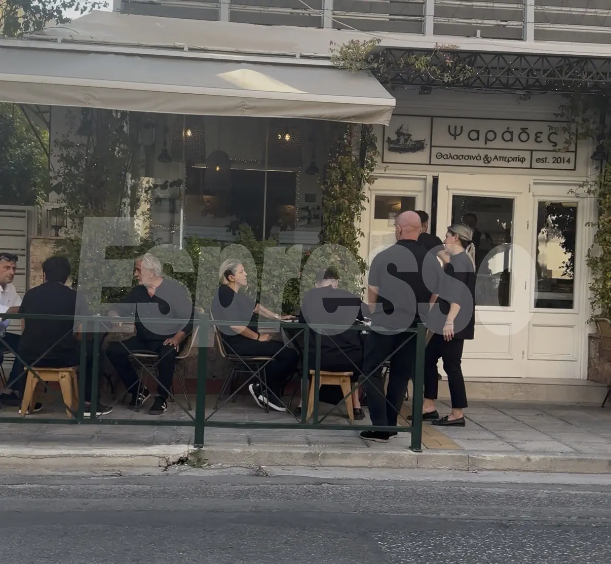 Η οικογένεια του Γιώργου Μαζωνάκη συγκεντρώθηκε σε ταβέρνα μετά την κηδεία