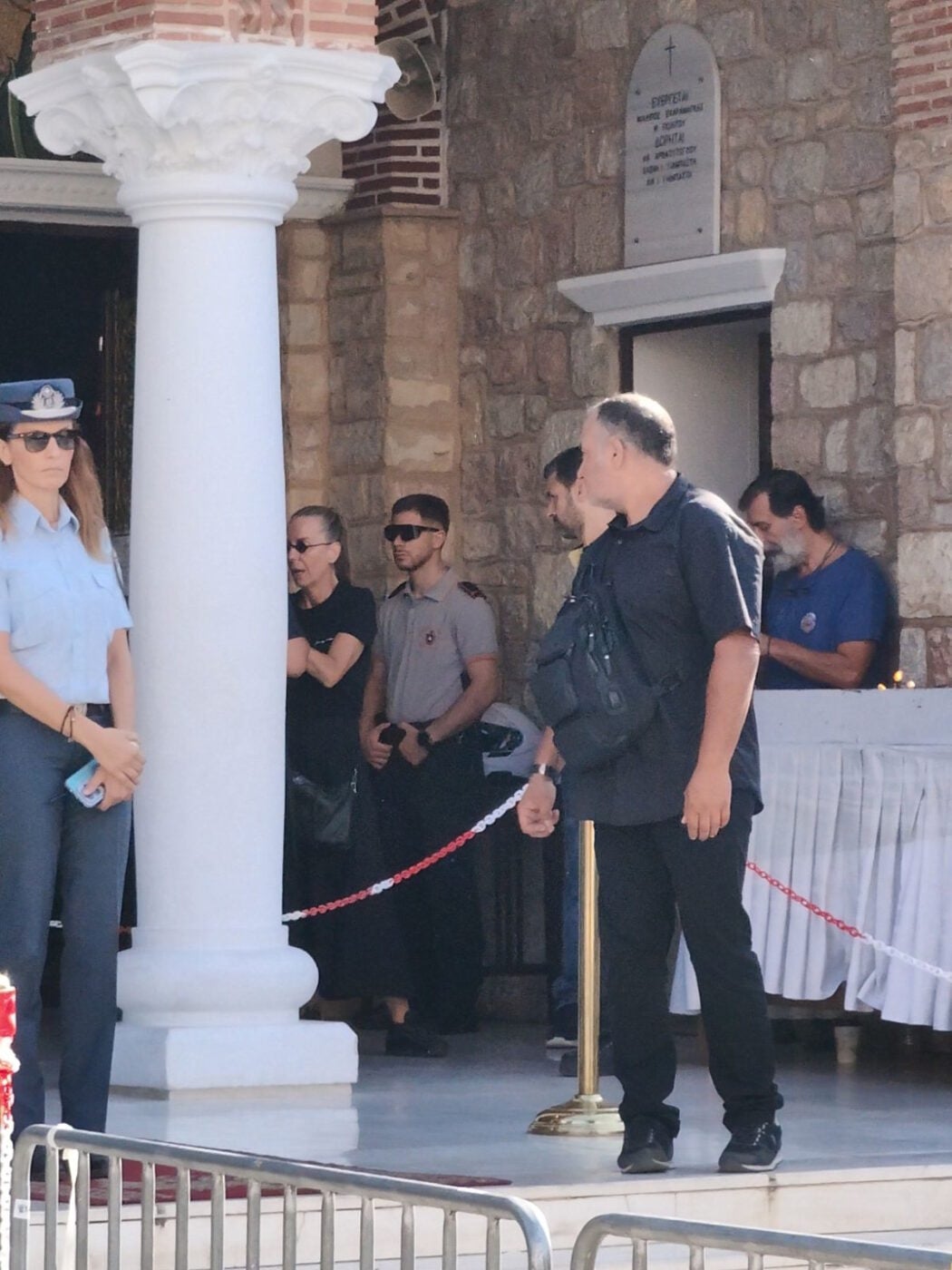 Γιώργος Μαζωνάκης: Η Βάσω Μαζωνάκη έξω από τον Ιερό Ναό Αγίας Τριάδας στη Νίκαια