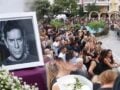 Γιώργος Μαζωνάκης: Ο κόσμος στη λαϊκή αγρυπνία, με τριαντάφυλλα, τραγούδια και χειροκροτήματα