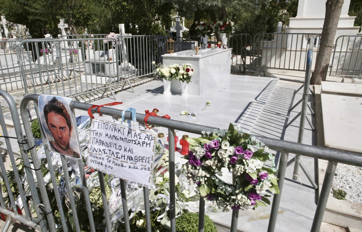 Γιώργος Μαζωνάκης: Τρισάγιο στη μνήμη του στο Γ’ Νεκροταφείο – Λουλούδια, κεριά και κόσμος στο μνήμα του