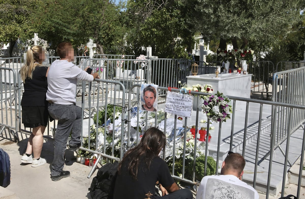 Γιώργος Μαζωνάκης: Τρισάγιο στη μνήμη του στο Γ’ Νεκροταφείο – Λουλούδια, κεριά και κόσμος στο μνήμα του
