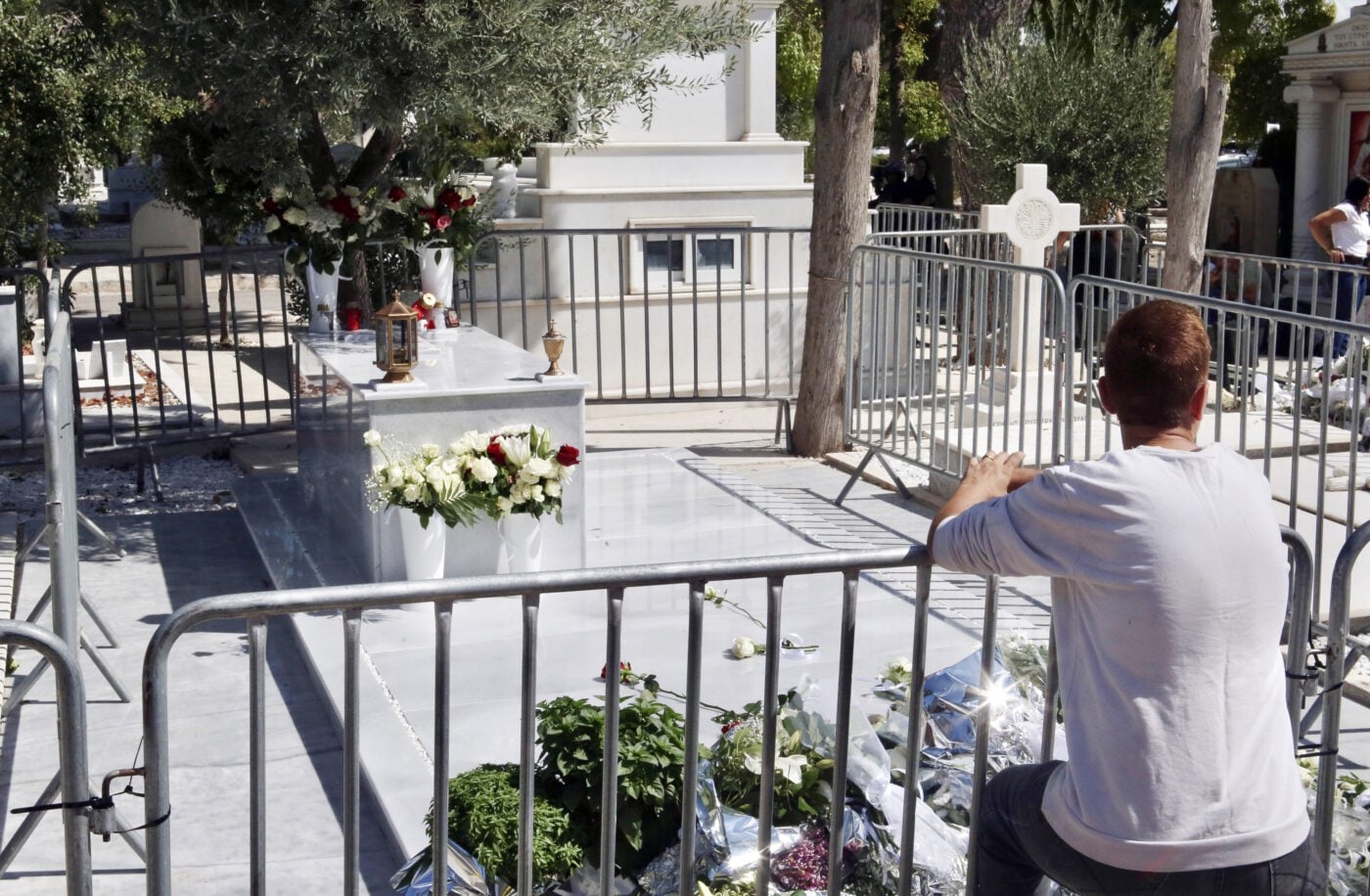 Γιώργος Μαζωνάκης: Τρισάγιο στη μνήμη του στο Γ’ Νεκροταφείο – Λουλούδια, κεριά και κόσμος στο μνήμα του