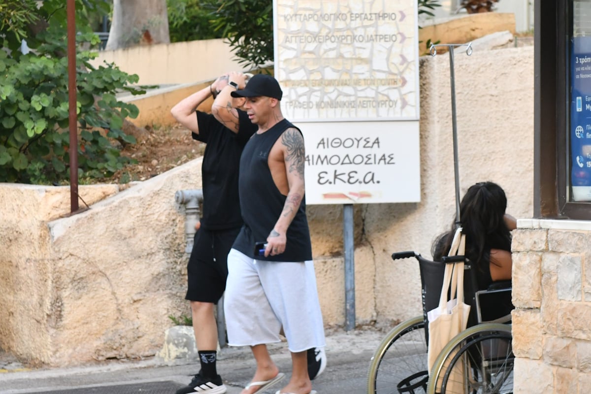 Γιώργος Μαζωνάκης: Η αδελφή του, Μαρία Μαζωνάκη, έξω από το νοσοκομείο