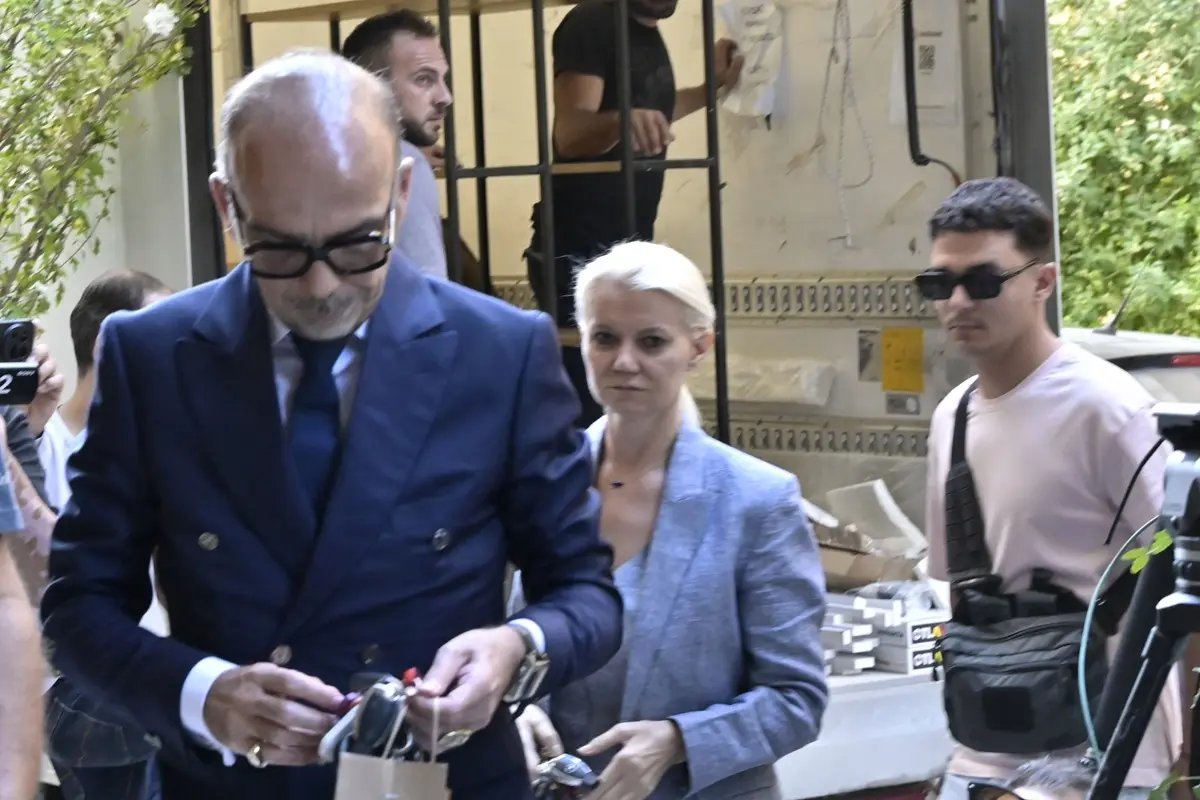 Γιώργος Μαζωνάκης: Έφοδος στο ιατρείο στο Κολωνάκι – Στο σημείο το κλιμάκιο και οι δύο γιατροί