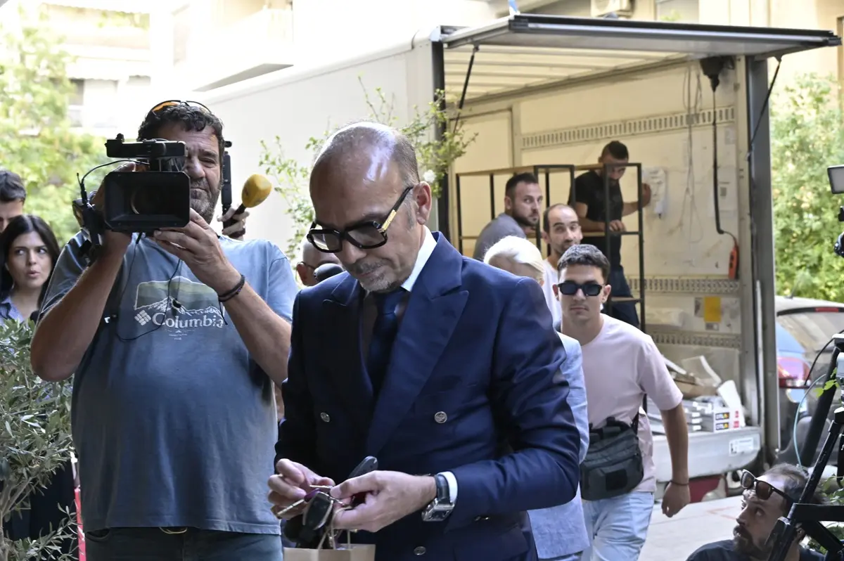 Γιώργος Μαζωνάκης: Έφοδος στο ιατρείο στο Κολωνάκι – Στο σημείο το κλιμάκιο και οι δύο γιατροί
