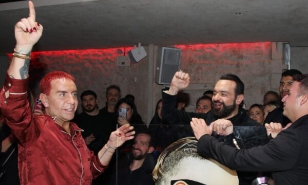 Γιώργος Μαζωνάκης: Τα τελευταία γενέθλιά του δίπλα σε φίλους και συνεργάτες, έξι μήνες πριν από τον θάνατό του